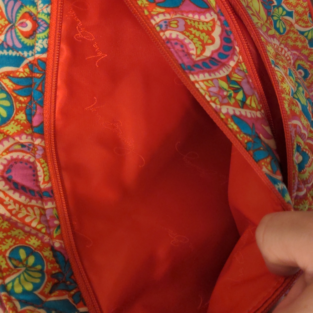Like new condition cross body Vera Bradley bag - Picture 4 of 6